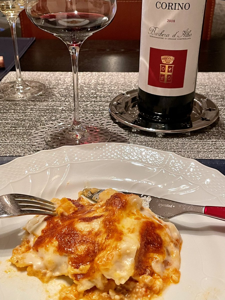 Sungja_e_Seiko's tweet photo. ポルチーニのラザーニャ。チーズはモッツァレラとカッテージチーズで軽めに。それでもカロリー高いよね〜。#corino #barberadalba 前菜には　#contizecca プーリアの伯爵家。昔行ったことがあるので親しみがわく。#おうちごはん　#家飲み　#wine #ワイン https://t.co/TBMr7zrYKn