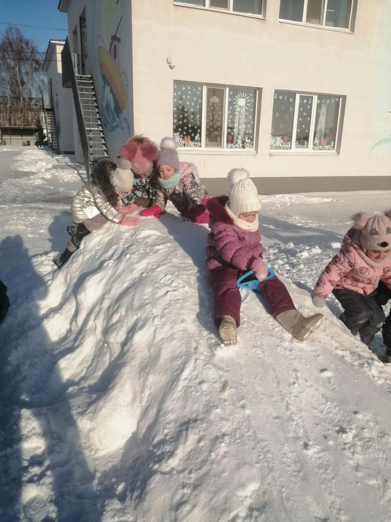 Уважаемые родители, Медведев Александр Владимирович и Серюгина Елена Сергеевна выражаем Вам огромную благодарность за оказанную помощь в расчистке территории группы "Непоседы"от снега, за горку. Детки катались и  веселились от души!
С уважением коллектив детского сада!