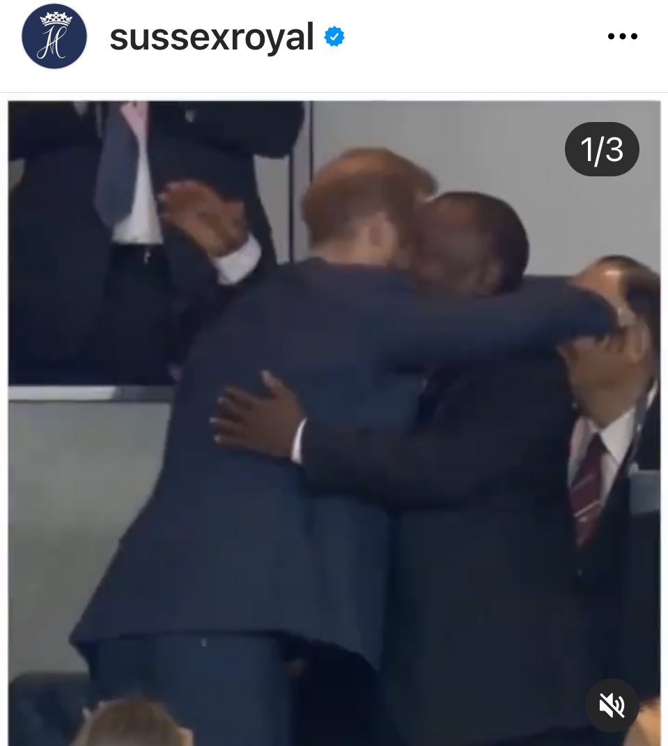 jozzzaphen's tweet image. #HappyHuggingDay just a few precious moment of #HarryAndMeghan 🫂🥰🤴👸🏻#HubbCommunityKitchen #WeAreInvictus #QueensCommonweath #RoyalVisitSA