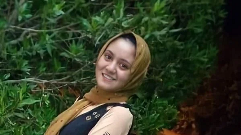 AWRA_org's tweet photo. ➡️ In #Egypt, young Bassant Khalid took her own life after being blackmailed for fake photos. Her death highlights the brutality of slut-shaming culture, writes @esraawagih99: “What if the photos were real? Would Egyptians still sympathize with her?”

https://t.co/riRab3Rrnj https://t.co/921SXkmaLh