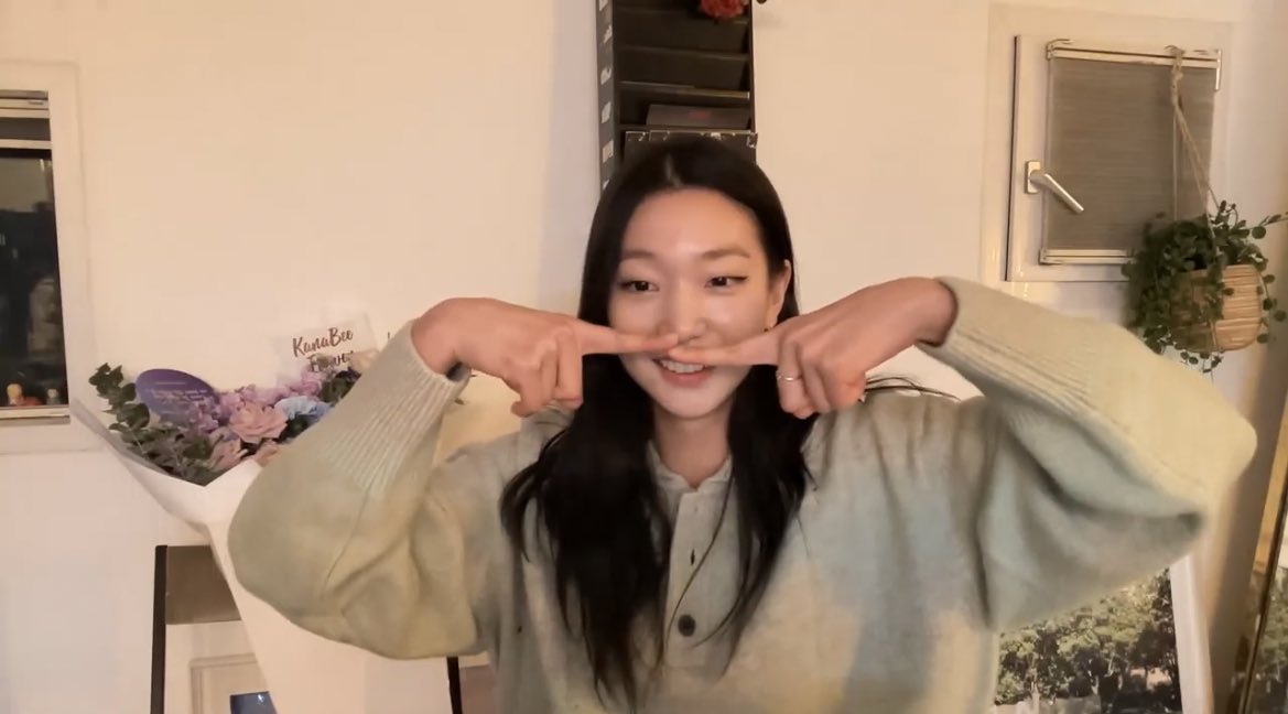 hollyarchive's tweet photo. she’s so cute 😭💖🥺 https://t.co/M8Ipd9WhbK