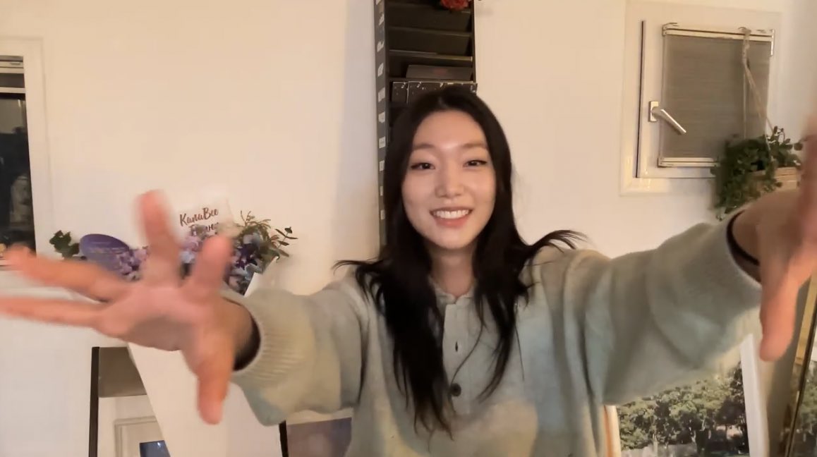 hollyarchive's tweet photo. she’s so cute 😭💖🥺 https://t.co/M8Ipd9WhbK