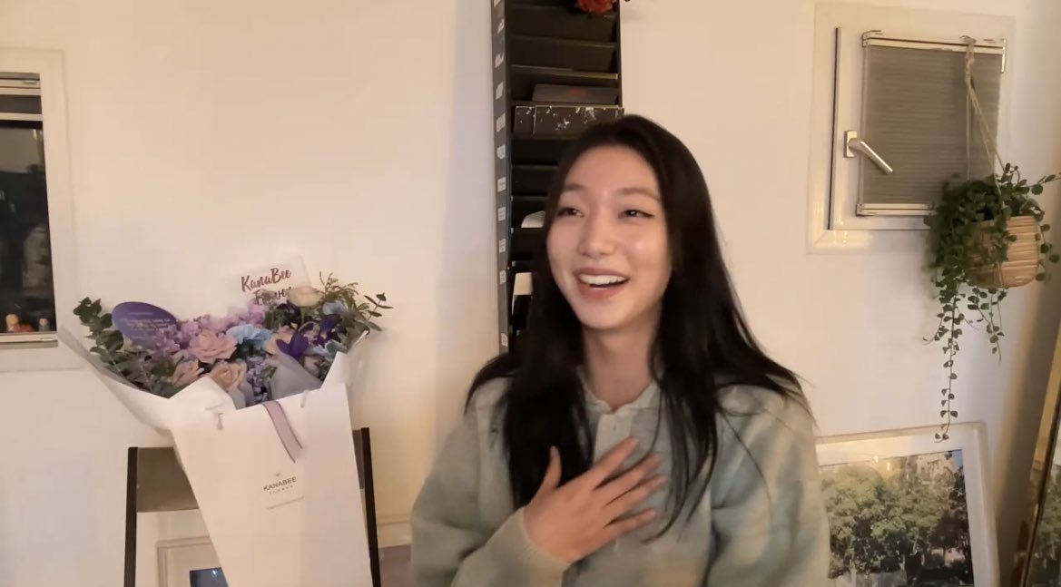 hollyarchive's tweet photo. she’s so cute 😭💖🥺 https://t.co/M8Ipd9WhbK