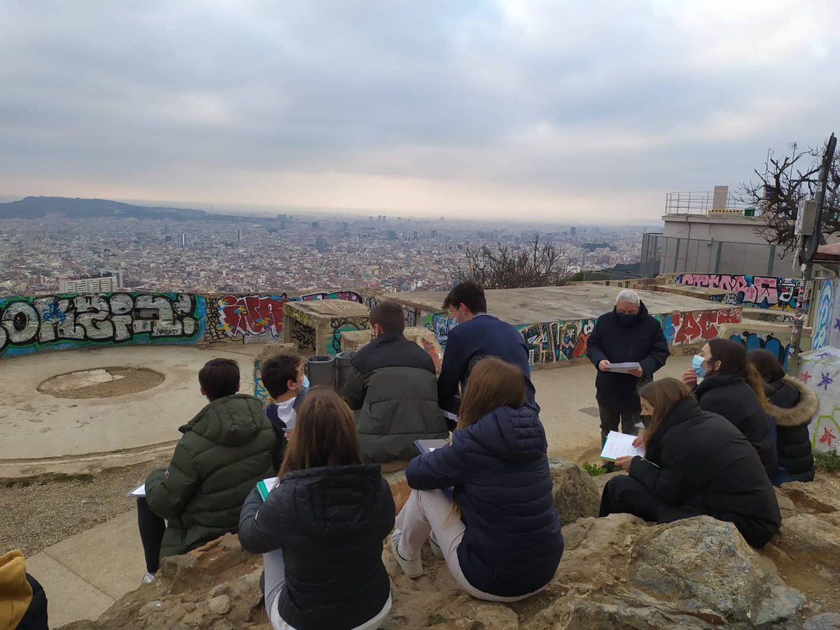 escolapiabalmes's tweet photo. OBSERVEM LA NOSTRA CIUTAT PER INICIAR EL FEM CITY. 
Iniciem l'itinerari Fem City observant l'evolució urbanística de Barcelona i el seu entorn abans de començar a dissenyar la nostra ciutat ideal. 
#SUMMEMEPB 
#ESOEPB https://t.co/mLMCwoEVfe