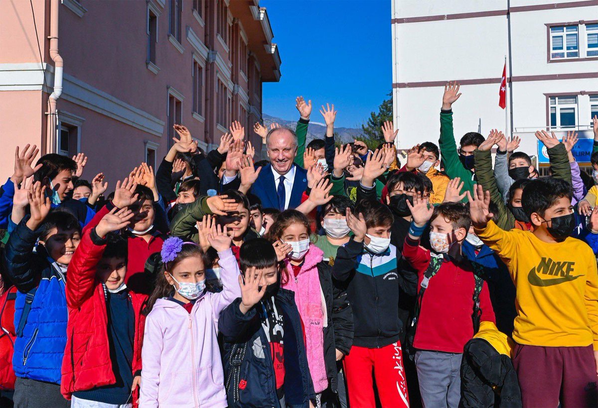 vekilince's tweet photo. Bir öğretmen olarak, bugün karne alan tüm evlatlarımın heyecanını yürekten paylaşıyorum. Tüm öğrenci, öğretmen ve velilerimize güzel bir yarıyıl tatili diliyorum. Gönlünüzce dinlenin çocuklar, tatil boyunca kitap okumayı da ihmal etmeyin. 🤗 https://t.co/6lvkX3ePgs