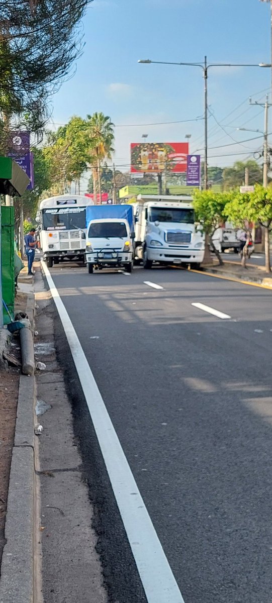 Accidente frente a parada del 4 tráfico desde la feria