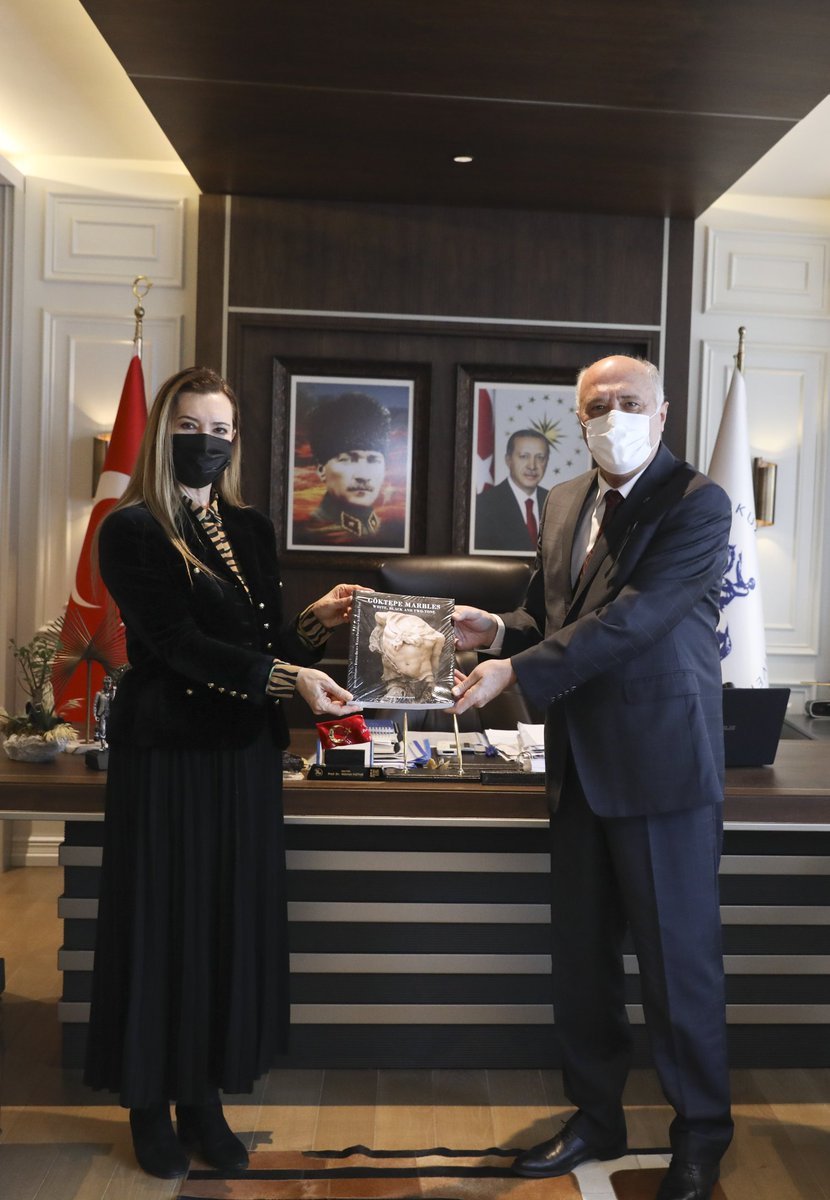 Rek.<a href="/hotar_nukhet/">Prof. Dr. Nükhet Hotar</a>, Maden Mühendisliği Bölümümüzden gelen 👷🏼maden emekçisi heykeli ile Dekan Yard. Prof.Dr. Ali Bahadır Yavuz'un arkeoloji alanındaki uluslararası yayınını📋 Rektörlüğümüze hediye eden #universitemDEU Mühendislik Fak.Dekan V. Prof.Dr. Turgay Onargan'a teşekkür etti