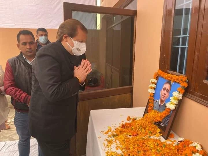 आज अवंतीपुरा में देश की सुरक्षा में तैनात गांव डोभ (जिला रोहतक) निवासी शहीद कैप्टन साहिल वत्स जी के आवास सेक्टर-4, रोहतक में पहुँच कर पुष्प अर्पित कर उनकी शहादत पर नमन किया व साथ ही समस्त शोकाकुल परिवार को सांत्वना दी I