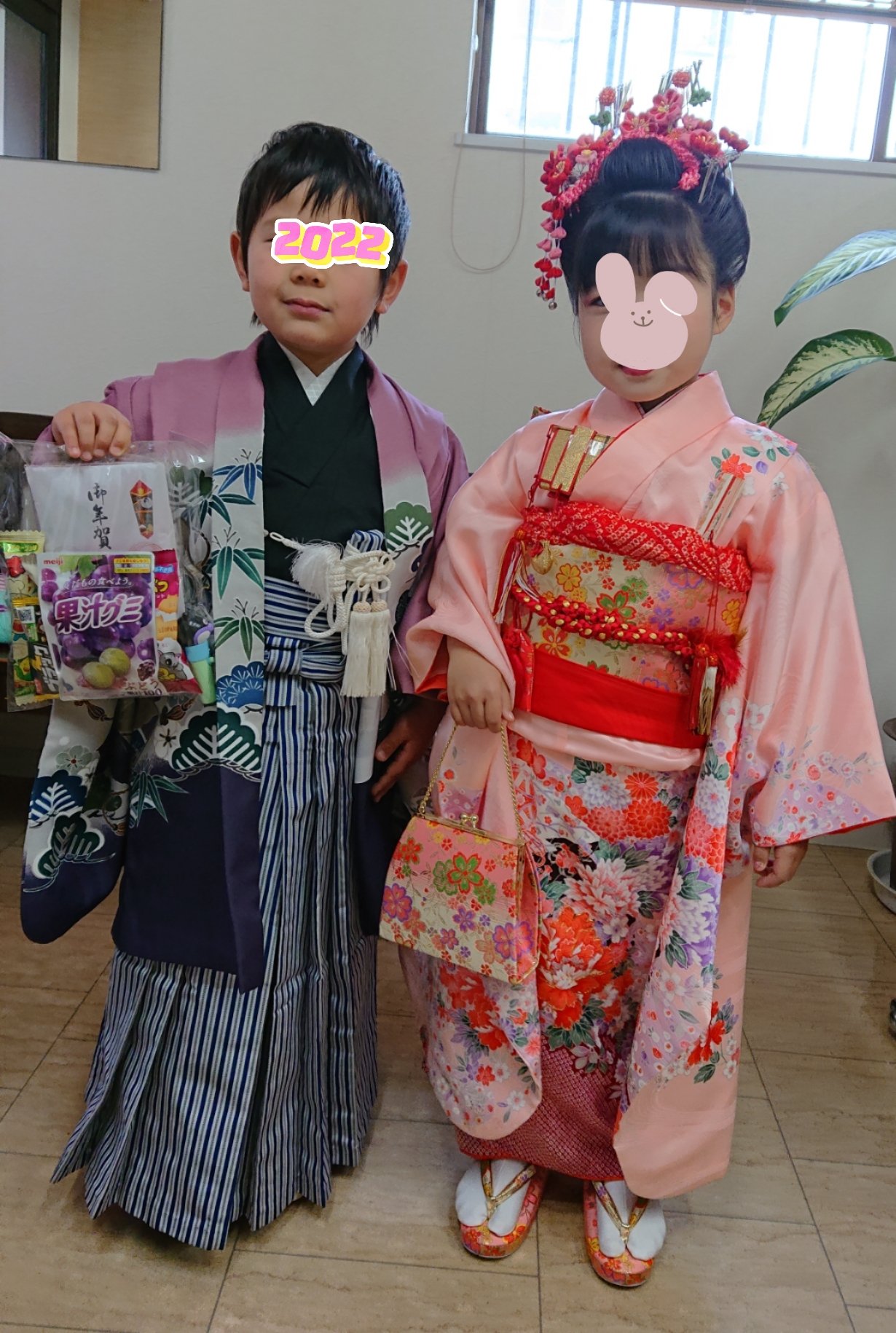 うえの美容室 いとこ同士で七草さんでした ありがとうございました ご存知の方もいらっしゃいますが 一応 こちらの女の子の髪型が 桃割れ です 七草でなければなかなか体験できない髪型なので 割りとオススメしています 前髪をおろしても