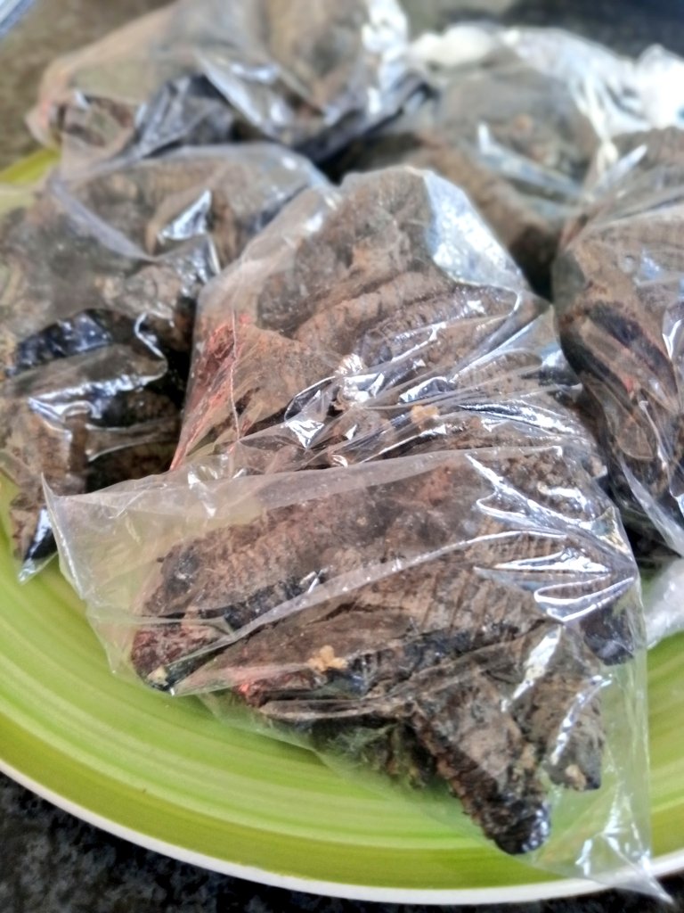 Lekoba_'s tweet photo. A great weekend for local cuisine Mophane worms available in phase 2, Gaborone. P10 per bag call or WhatsApp 76792233. 🍲 #AfricanCuisine https://t.co/5W5W2XnRkE