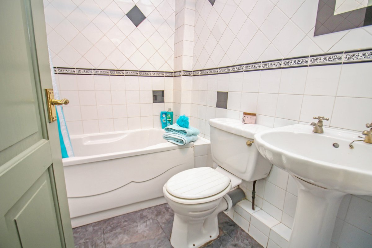 ezmuve's tweet photo. 56 Stocks Bank Rd, linked detached in a great location of Mirfield

🟠6 bedroom 
🟠Diner &amp; living room
🟠Conservatory &amp; many more features
Email - Zee@ezmuve.co.uk
Phone - 01924 927 073
https://t.co/vh5rIcf371 - Let us guide you home!

#Mirfield
#Ezmuve
#Huddersfield https://t.co/hDvTn3SO4z