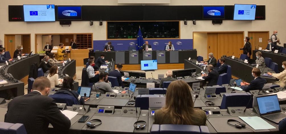 con_schaefer's tweet photo. Today for the 1st time, the Plenary of the Conference on the #FutureofEurope discusses recommendations of the #EuropeanCitizensPanels. In advance, citizens present their views on #EuropeanDemocracy issues, such as #CitizenAssemblies &amp; #EPelection reform, in #CoFoE Working Groups. https://t.co/QOVC3bkqDG