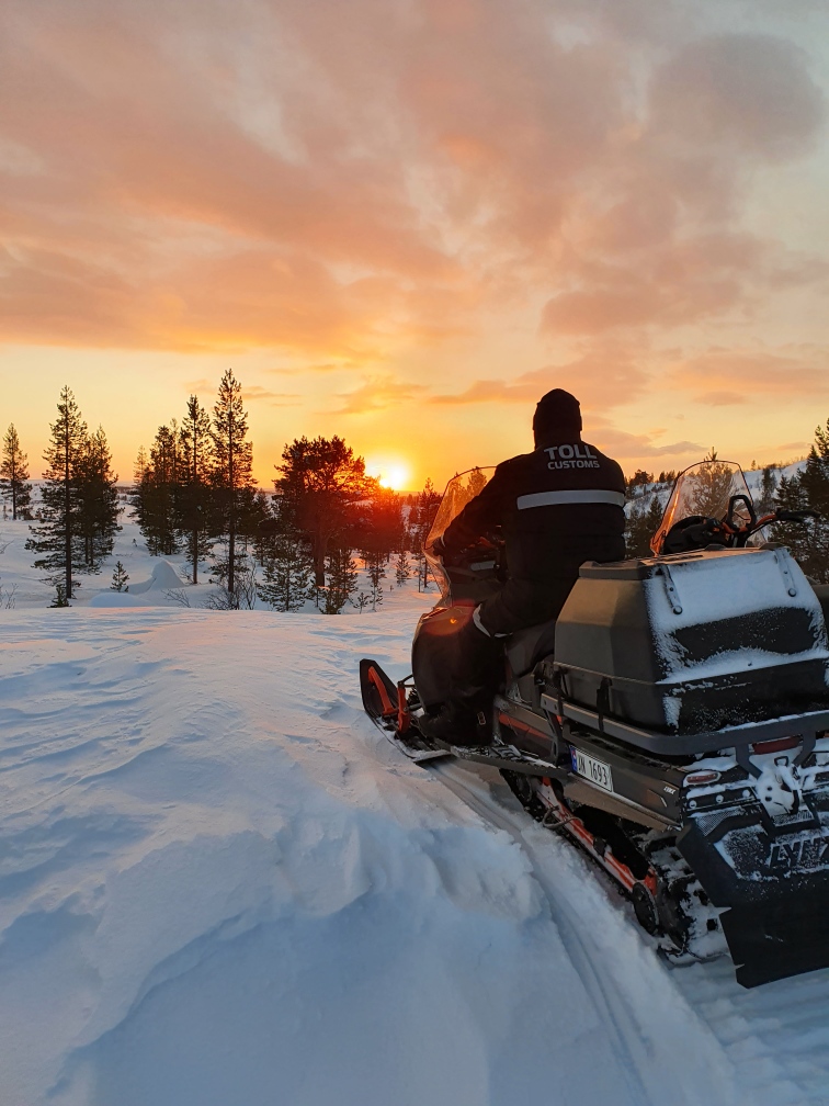 tolletaten's tweet photo. #Neiden Scooterpatrulje over Neiden, hvor solen endelig er tilbake etter mørketid. Vi ønsker alle en riktig god helg! https://t.co/2pQ9qqxFHl