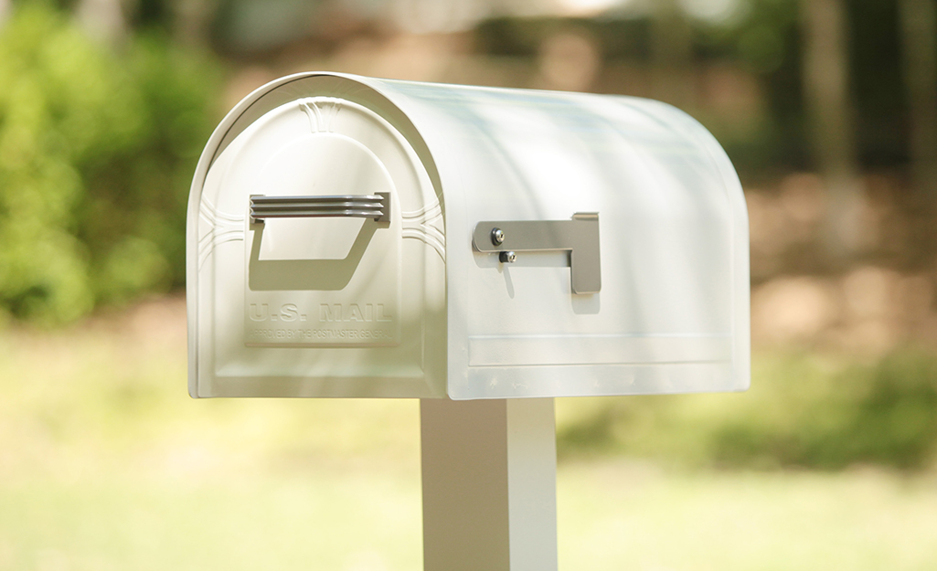 cwiggins42's tweet photo. Wanting to install your own mailbox? Here are some #DIYtips to ensure you do it well. #homehelp  https://t.co/7Bbzk6FdHI https://t.co/YVsUBXw9JT