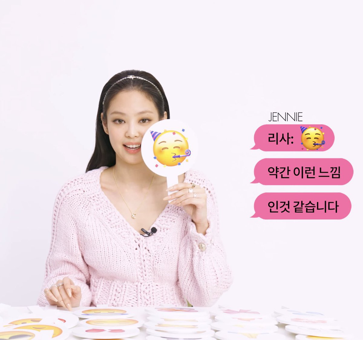BLACKPINKChile's tweet photo. P: ¿Cómo describirías a tus miembros con emojis?

#JENNIE: “#ROSÉ ☺️🥰, #JISOO 😎, #LISA 🥳”

@BLACKPINK https://t.co/Sj4VC2qpH9