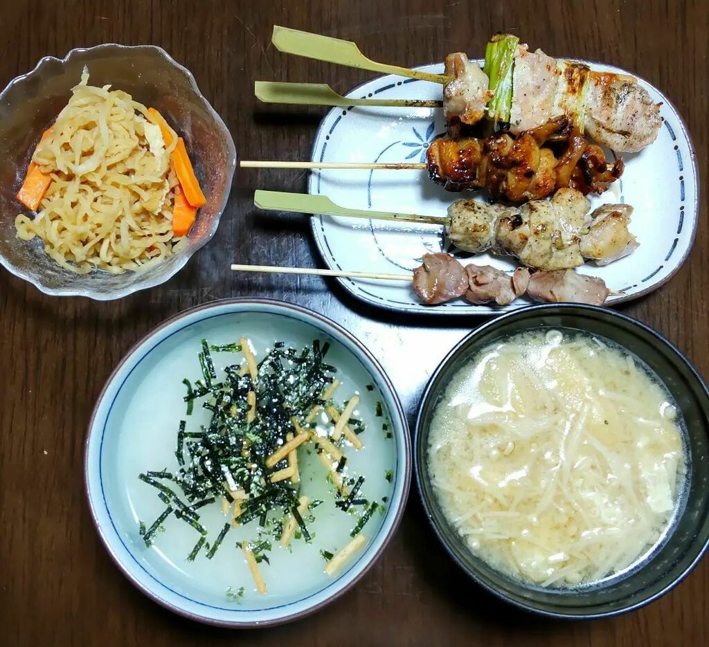 2022年1月21日の晩ご飯。 焼き鳥屋さんの前でダンナが購入した焼き鳥。ご飯は、圧力鍋で炊いたご飯の残りに、お茶漬けの素を入れました。味噌汁は昨日の残り物。