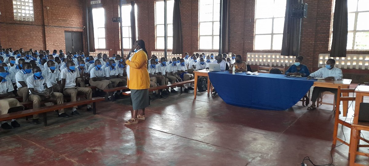 Fr_Ramon_K_TVET's tweet photo. Ejo ku wa 20/01/2022 itsinda rigizwe n'Umukozi w'Akarere ka @Kamonyi ushinzwe uburezi n'abahagarariye @SEVOTAPeace1 baganirije abanyeshuri ku #buzima_bw_imyororokere. Bahaye buri mukobwa "cotex" banatera "Club y'Ubutwari no Kurwanya Ihohoterwa" inkunga ya 200000 frw.
@RTB_Rwanda https://t.co/vew1ShH6wY