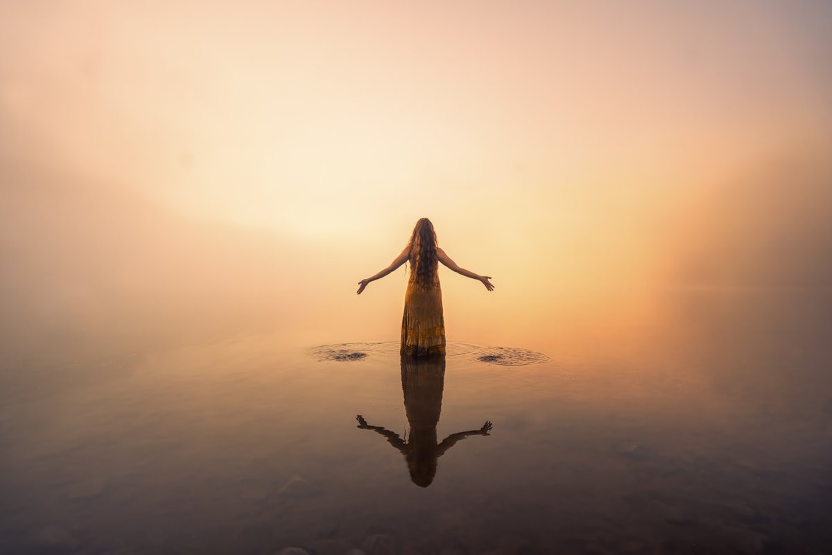 Gm, gm!  Hardly slept a wink last night in my excitement of piecing together my @withFND Genesis collection (aiming to release Sunday!), "Reflections of Home", featuring 10 images near and dear to my heart including this one. 🥰 Any other ambient morning light chasers out there?!