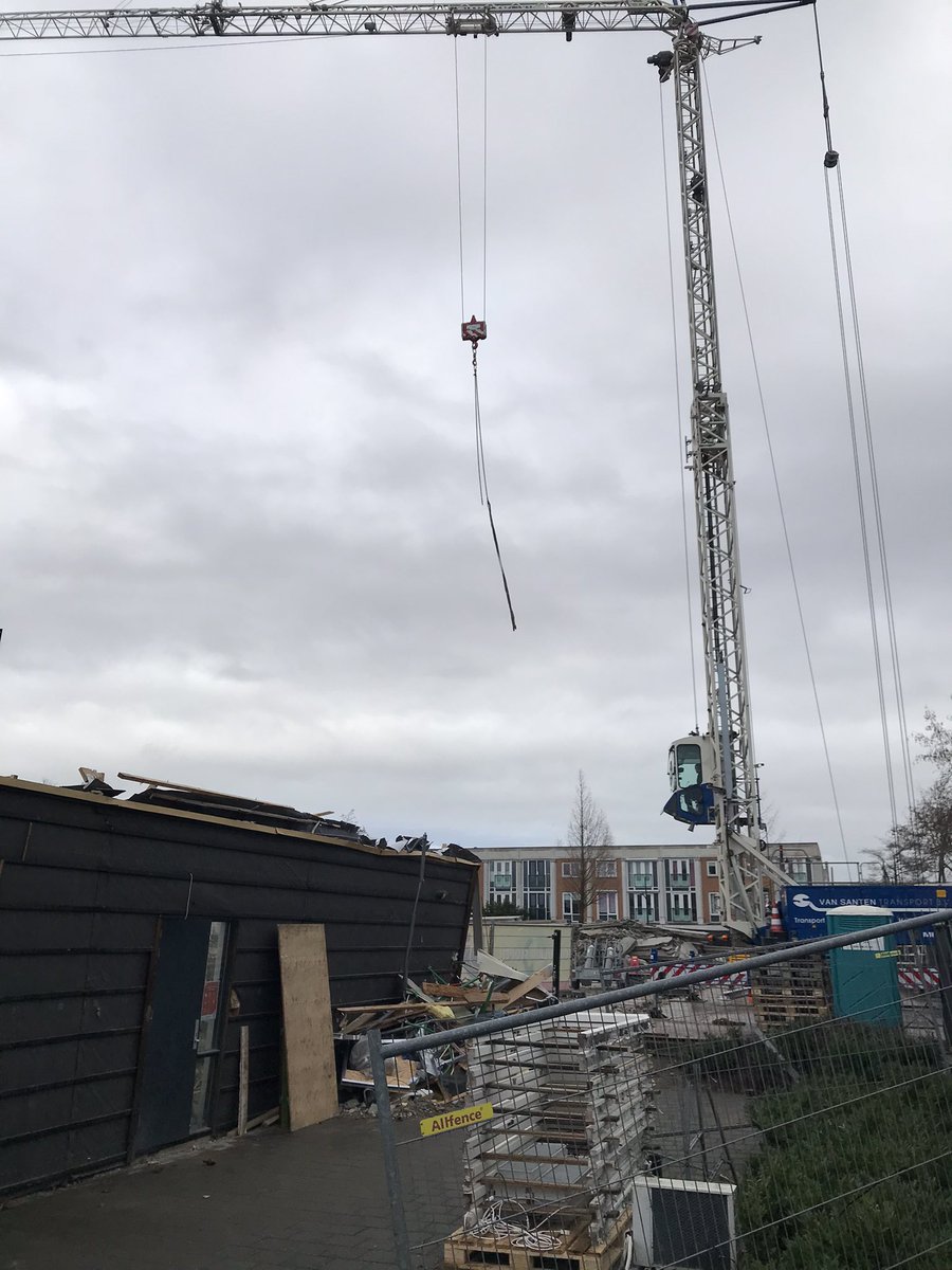 ABaerveldt's tweet photo. Vanmiddag met o.a. @LaportPaul de sloop van schoolgebouw Octant bezocht. Dit gebouw wordt circulair gesloopt om binnenkort weer opgebouwd te worden voor de nieuwe huisvesting van https://t.co/iVvzyahnpR @GemZaanstad #hergebruik #co2besparing https://t.co/wFUHhg7Lmz