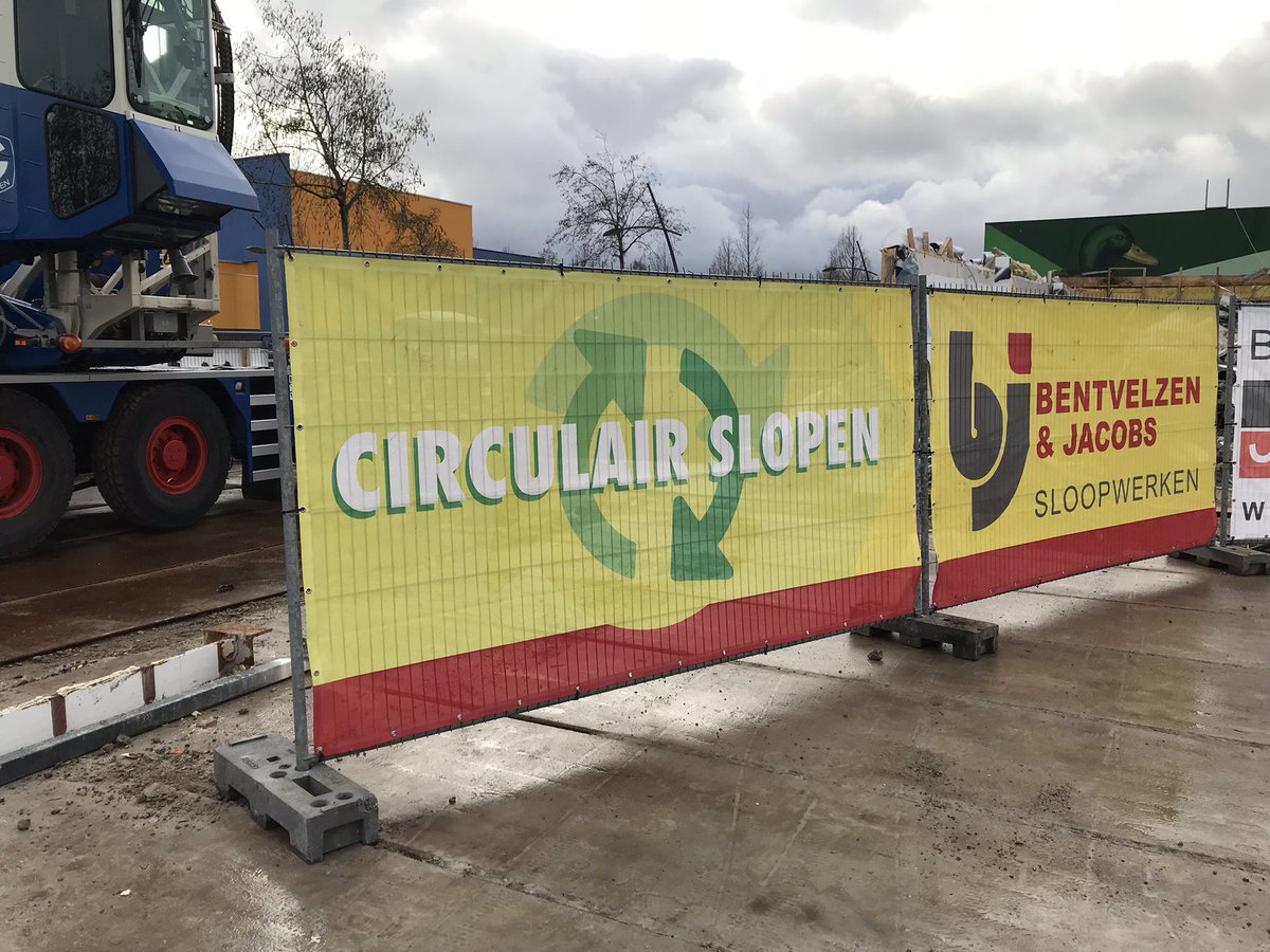 ABaerveldt's tweet photo. Vanmiddag met o.a. @LaportPaul de sloop van schoolgebouw Octant bezocht. Dit gebouw wordt circulair gesloopt om binnenkort weer opgebouwd te worden voor de nieuwe huisvesting van https://t.co/iVvzyahnpR @GemZaanstad #hergebruik #co2besparing https://t.co/wFUHhg7Lmz