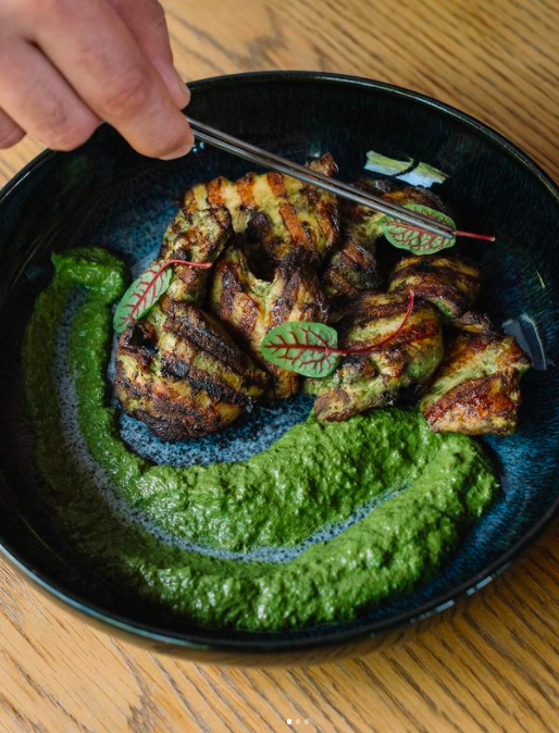 gvino_uk's tweet photo. Some smoky grilled chicken with fresh home-made labneh sauce... goes perfectly with a glass of Krakhuna, don't you think?
#georgianwine #exploregeorgia #winepairing https://t.co/bdLVmTO1PF