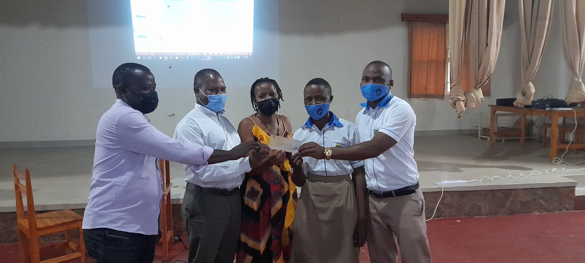 Fr_Ramon_K_TVET's tweet photo. Ejo ku wa 20/01/2022 itsinda rigizwe n'Umukozi w'Akarere ka @Kamonyi ushinzwe uburezi n'abahagarariye @SEVOTAPeace1 baganirije abanyeshuri ku #buzima_bw_imyororokere. Bahaye buri mukobwa "cotex" banatera "Club y'Ubutwari no Kurwanya Ihohoterwa" inkunga ya 200000 frw.
@RTB_Rwanda https://t.co/vew1ShH6wY