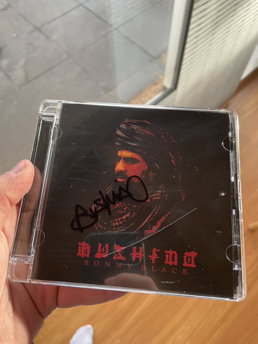 Hey <a href="/bush1do1978/">Bushido</a>  heute kam meine Unterschriebene Sonny Black CD an. Hab mich übertrieben auf die Platte gefreut. Leider kam sie mit einem Riss an. Kannst du da was machen?
Liebe Grüße ✌️