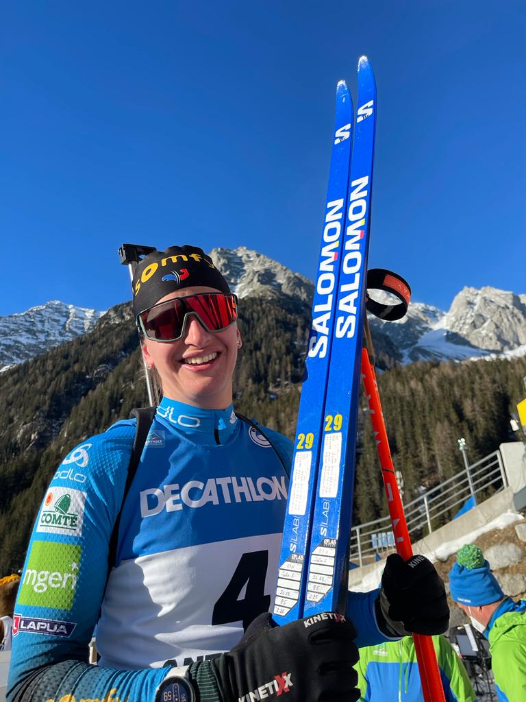FedFranceSki's tweet photo. Une journée de doublés ! 🇫🇷🎉☀
IMPERIALE, Justine Braisaz Bouchet remporte l'Individuel Biathlon Antholz Anterselva avec le meilleur tir du jour (19/20), devant sa compatriote Julia Simon (18/20) ! #Bravolesbleues 
📷 FFS / Nordic Focus https://t.co/xwI3WQEL8I