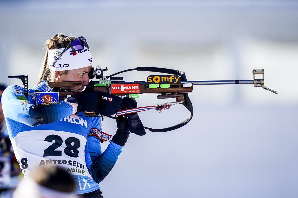 FedFranceSki's tweet photo. Une journée de doublés ! 🇫🇷🎉☀
IMPERIALE, Justine Braisaz Bouchet remporte l'Individuel Biathlon Antholz Anterselva avec le meilleur tir du jour (19/20), devant sa compatriote Julia Simon (18/20) ! #Bravolesbleues 
📷 FFS / Nordic Focus https://t.co/xwI3WQEL8I