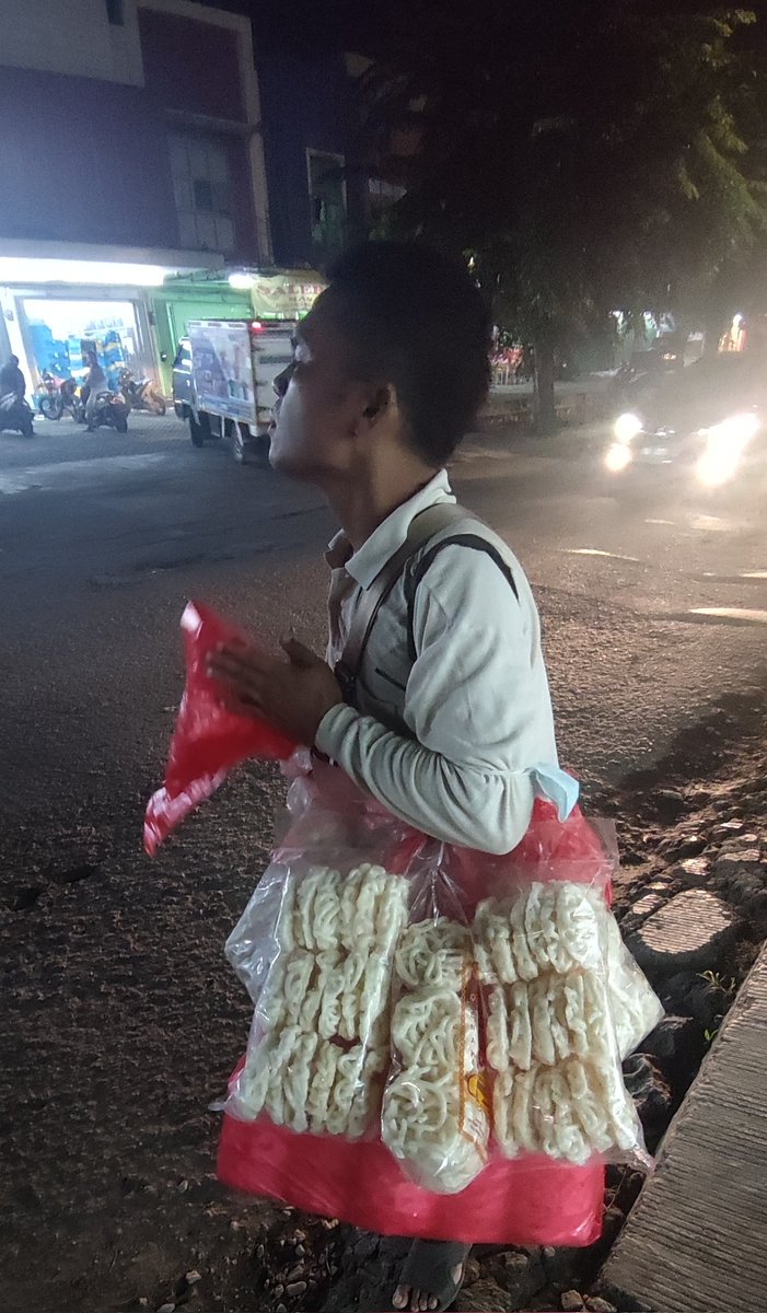 lilaccountz's tweet photo. PLEASE HELP RT!

Tolong buat warga Cikarang &amp; sekitarnya, khususnya warga perumahan JABABEKA 2, dibantu beli dagangan mas² ini yaa 😭🙏 dia buta tapi masya Allah masih mau kerja keras 🥺😭 dia jualan kerupuk ikan tenggiri khas Bangka. 

Ada yg besar &amp; kecil. Harganya beda²- https://t.co/PKOTVPZrIc