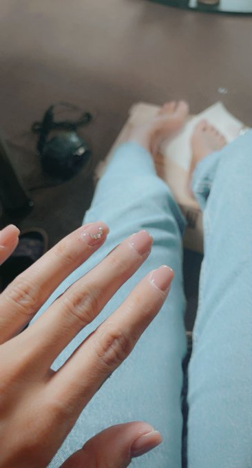 Nails - what colour toes you think???? https://t.co/LuvjAIbdk3