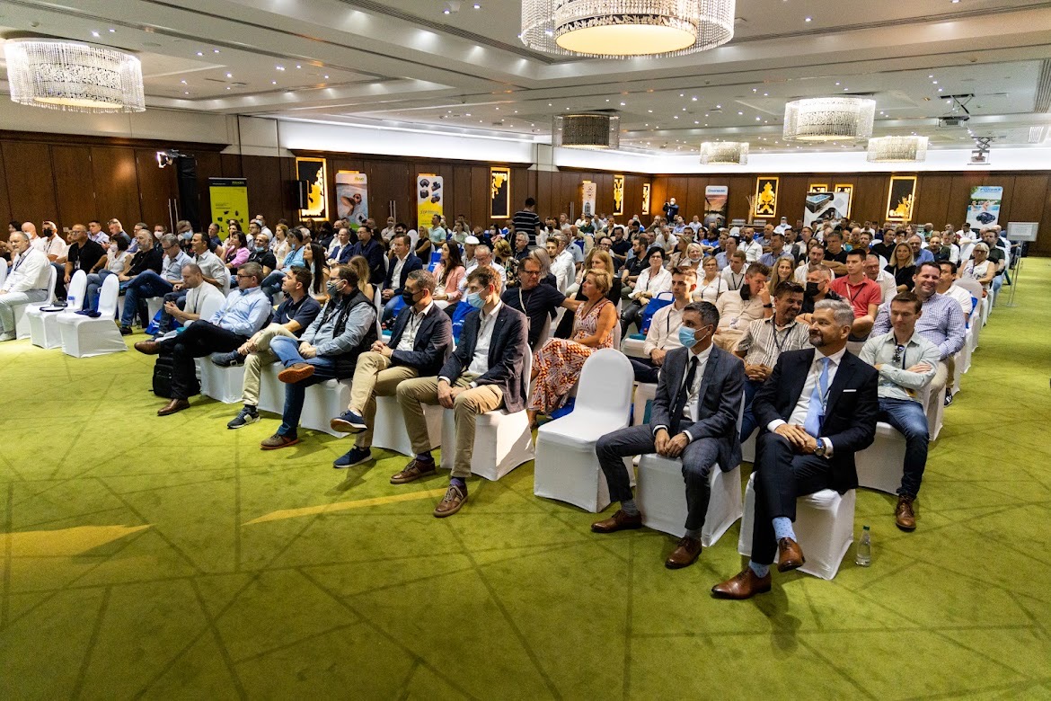 CompassPoolsEu's tweet image. CHCEME ZÁKAZNÍKOM DODÁVAŤ ČO NAJLEPŠIE BAZÉNY. Preto inovujeme, vyvíjame nové technológie, vzdelávame sa a organizujeme veľké stretnutia „bazénárov“.
Pred dvoma mesiacmi skončila najväčšia európska bazénová konferencia. Viac čítajte v dnešnom Trende: bit.ly/clanok_trend