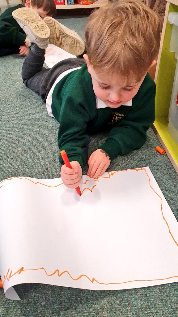 Russell_Primary's tweet photo. Pen Disco time! Every Friday in Nursery we have a pen disco to help develop the children's fine motor skills. Today we focused on making wiggly lines! #pendisco #eyfs https://t.co/UkvWLPnkCQ