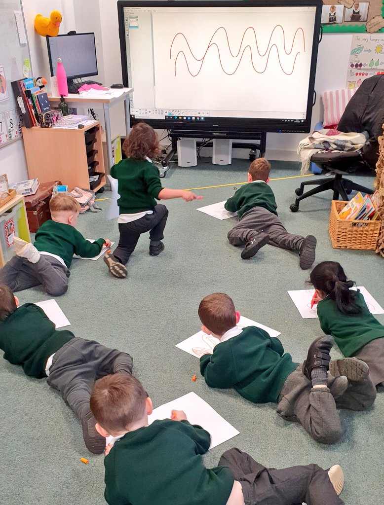 Russell_Primary's tweet photo. Pen Disco time! Every Friday in Nursery we have a pen disco to help develop the children's fine motor skills. Today we focused on making wiggly lines! #pendisco #eyfs https://t.co/UkvWLPnkCQ