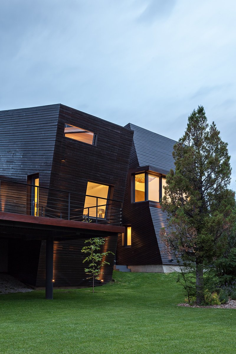 madoring10's tweet photo. Indoors or outdoors, the style and appeal of this #uniquehome shine through. #landscape  https://t.co/Vbki5BN6yN https://t.co/qUwbc26Q39