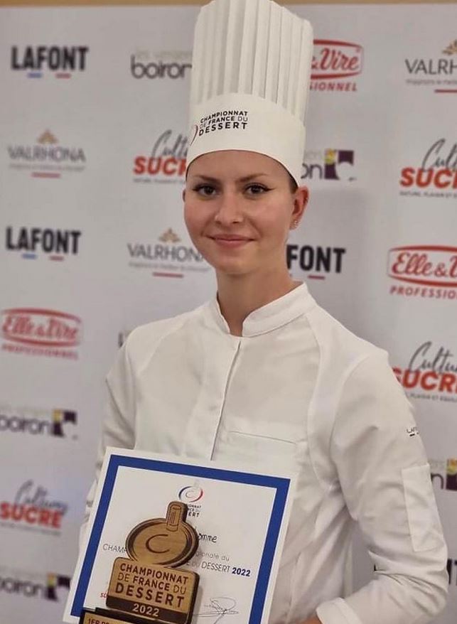 EurolamC's tweet photo. [Championnat de France du dessert]
Nous sommes ravis d'avoir accompagné et nous félicitons Agathe Bonhomme du lycée de Chamalières pour sa victoire à la finale régionale Sud Est ! 
Elle accède à la finale nationale qui se déroulera les 5 et 6 avril prochains. https://t.co/LnGZ03iBaL