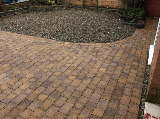Burnt umber Tegula block paving. 👌
All of the driveways we complete are constructed with great care and attention to detail and are always excavated to a sufficient depth to start, ensuring a completely solid job at the end. 💯
#landscaping #landscapedesign #driveway #Cambridge