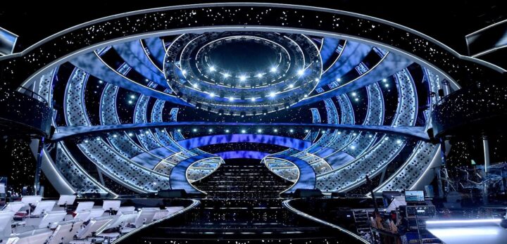 LondonOneRadio's tweet photo. La scenografia del @SanremoRai @Sanremo__2022 bellissima sembra un occhio che gurda al futuro della musica e degli italiani!
#sanremo22 ( gli italiani a Londra seguiranno il festival grazie alla #rai e #londonONE radio) https://t.co/ks3u21XkGy