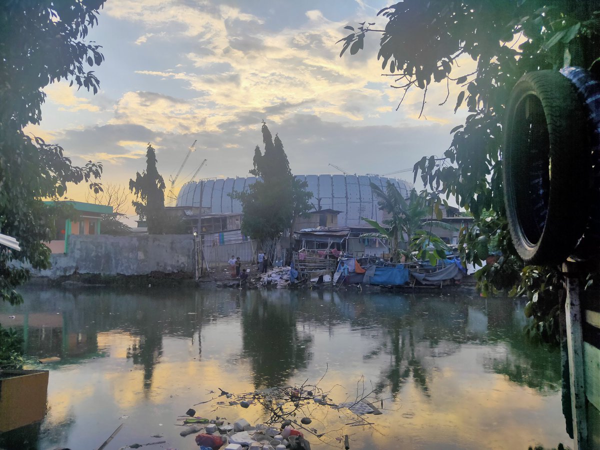 Beberapa meter dari bangunan mewah nan megah itu 😢