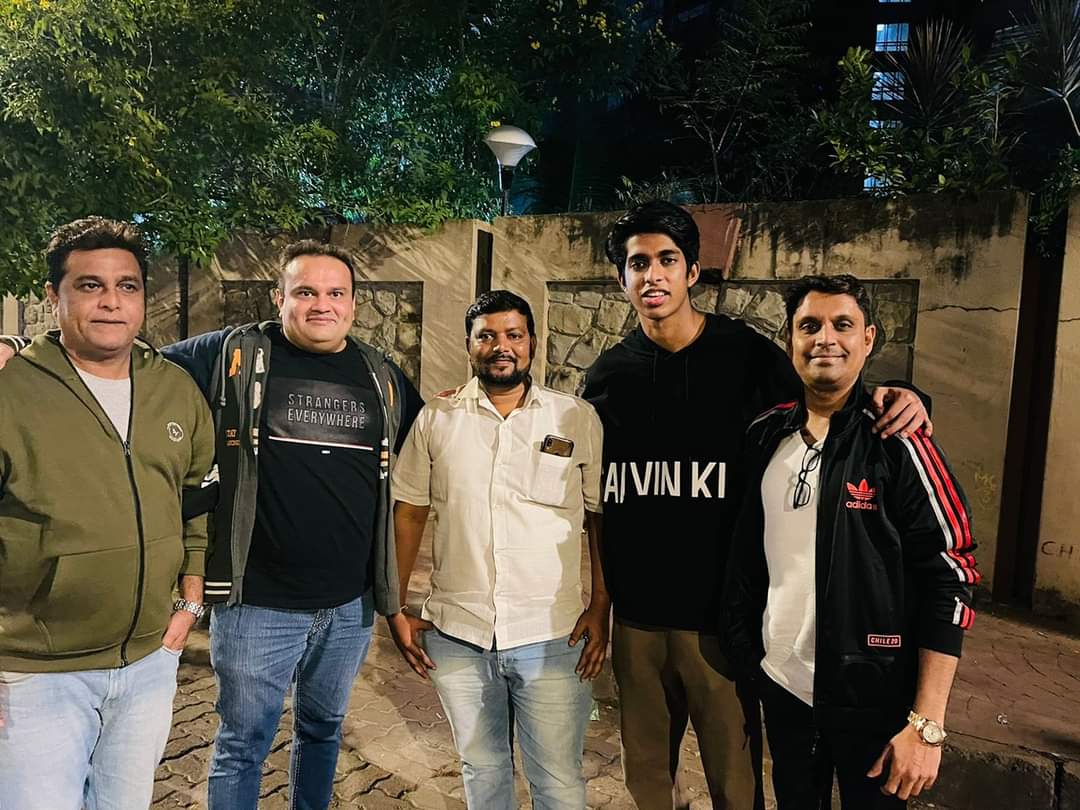 THDLIVE (@thdlive_in) on Twitter photo Honest Driver Returns <a href="/SonuSood/">sonu sood</a> Son
Ishant Purse Found on Road #Karma Always Follows!
Driver Of Advocate <a href="/ikhalidBqureshi/">Haji Khalid Babu Qureshi.(Adv)BCom.LL.B-9892542543</a>
#SonuSood #thdlive Honest Driver Returns <a href="/SonuSood/">sonu sood</a> Son
Ishant Purse Found on Road #Karma Always Follows!
Driver Of Advocate <a href="/ikhalidBqureshi/">Haji Khalid Babu Qureshi.(Adv)BCom.LL.B-9892542543</a>
#SonuSood #thdlive