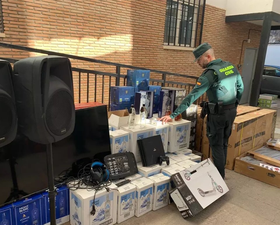 MqGuardiaCivil's tweet photo. Guardia Civil ha detenido en Pinos Puente (Granada) a los 4 presuntos autores un delito de pertenencia a grupo criminal, de 2 robos de vehículos y de 5 robos con fuerza en interior de camiones 

https://t.co/sje2fNZaF2 https://t.co/kD9NhLCWFj