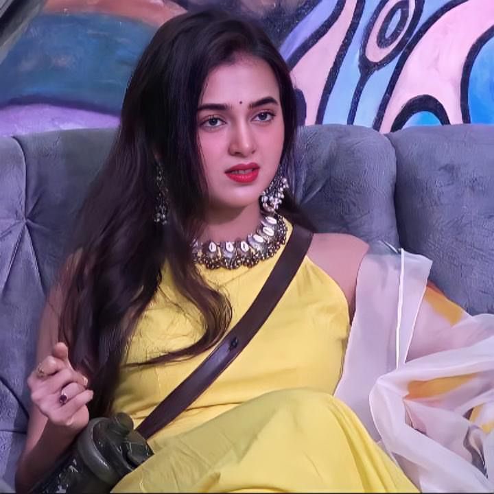 Dressed in yellow, she says hello . . #TejasswiPrakash #TCrew #TejaTroops #BB15 #BiggBoss @ColorsTV . . Outfit: @lavanyathelabel Dressed in yellow, she says hello . . #TejasswiPrakash #TCrew #TejaTroops #BB15 #BiggBoss @ColorsTV . . Outfit: @lavanyathelabel