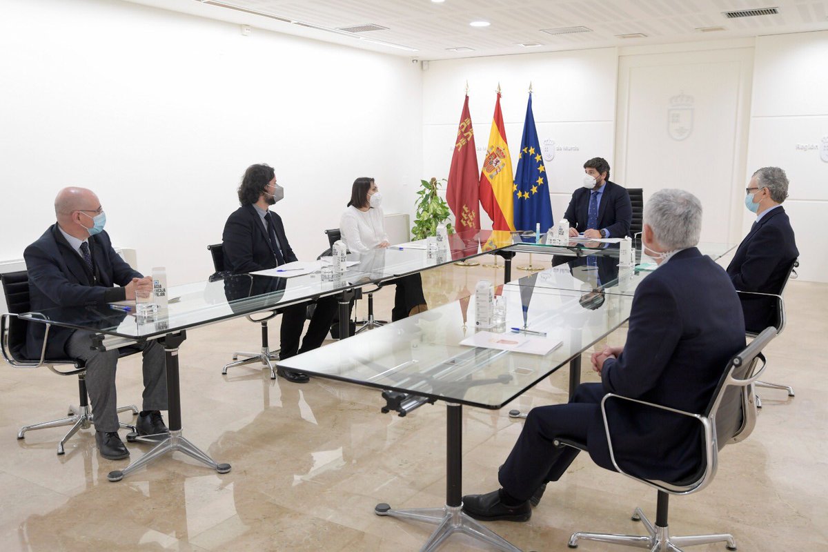 LopezMirasF's tweet photo. Es una gran noticia para la #RegióndeMurcia que el @AreaUnoArrixaca se integre en la Red Europea de Referencia de Enfermedades Óseas Raras @ern_bond.

Hoy me he reunido con los coordinadores de estas unidades para trasladarles mi reconocimiento por la labor que realizan. https://t.co/lJfVad5kAa