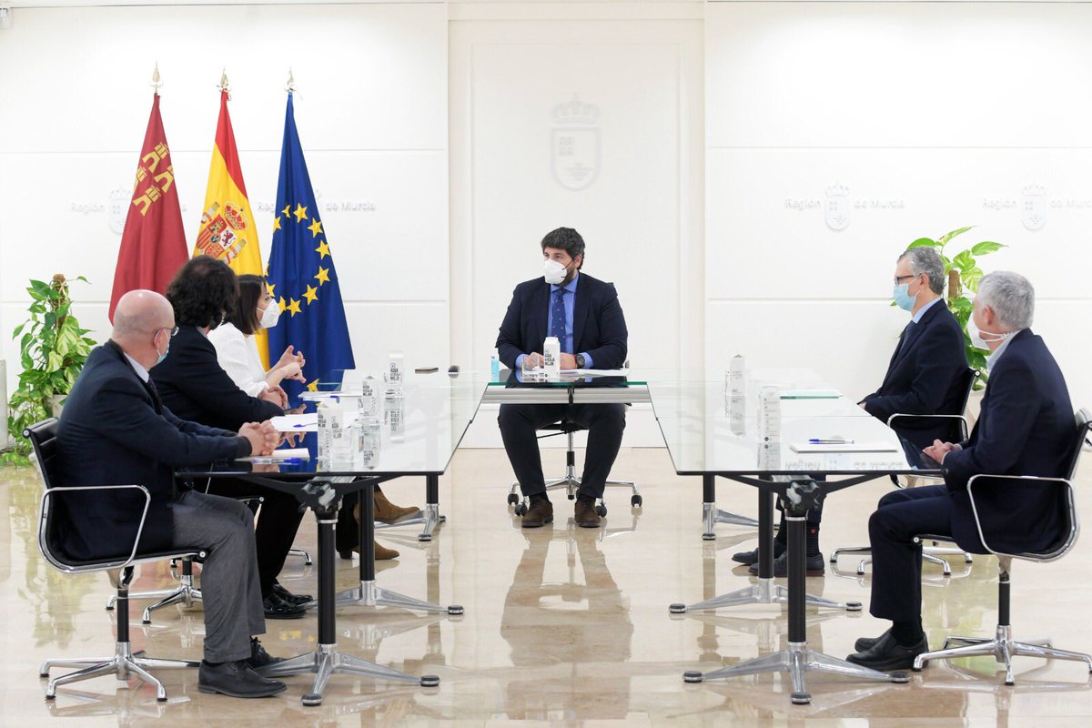 LopezMirasF's tweet photo. Es una gran noticia para la #RegióndeMurcia que el @AreaUnoArrixaca se integre en la Red Europea de Referencia de Enfermedades Óseas Raras @ern_bond.

Hoy me he reunido con los coordinadores de estas unidades para trasladarles mi reconocimiento por la labor que realizan. https://t.co/lJfVad5kAa