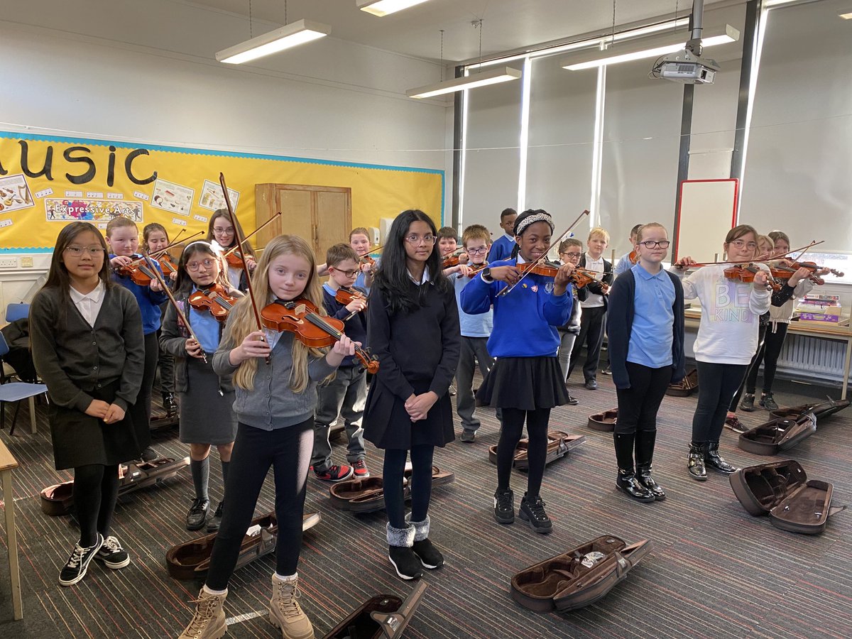 HillingtonPS's tweet photo. Our star  violinists! Keep it up! 🎻 #music #achievement ⭐️⭐️⭐️ https://t.co/jkeDbuSXzF