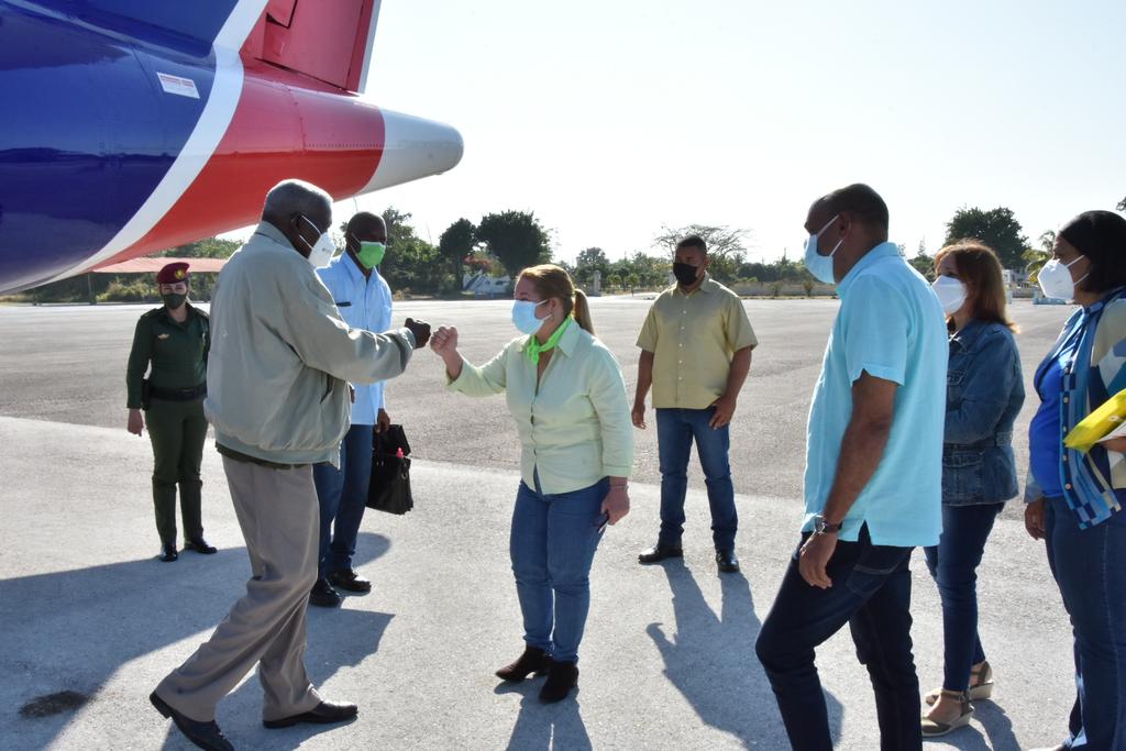 AsambleaCuba's tweet photo. Ahora | El Presidente de la Asamblea Nacional del #PoderPopular y del Consejo de Estado de la República de #Cuba🇨🇺, #EstebanLazo, está en #VillaClara en la última jornada de la #VisitaParlamentaria a este territorio. 
➡️A su llegada lo reciben @yudi_mercedes y @AlbertoLpzDiaz. https://t.co/MdEIMZ7B84