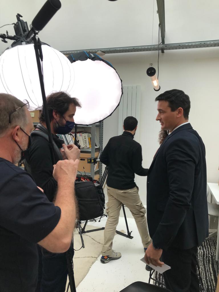 🎬 Silence, ça tourne !
 
L'agence se transforme aujourd'hui en plateau de tournage pour la Délégation ministérielle au Numérique en Santé.
 
Rendez-vous très vite pour découvrir le résultat 😊

<a href="/Sante_Gouv/">Ministère de la Santé</a> <a href="/esante_gouv_fr/">Agence du Numérique en Santé</a>