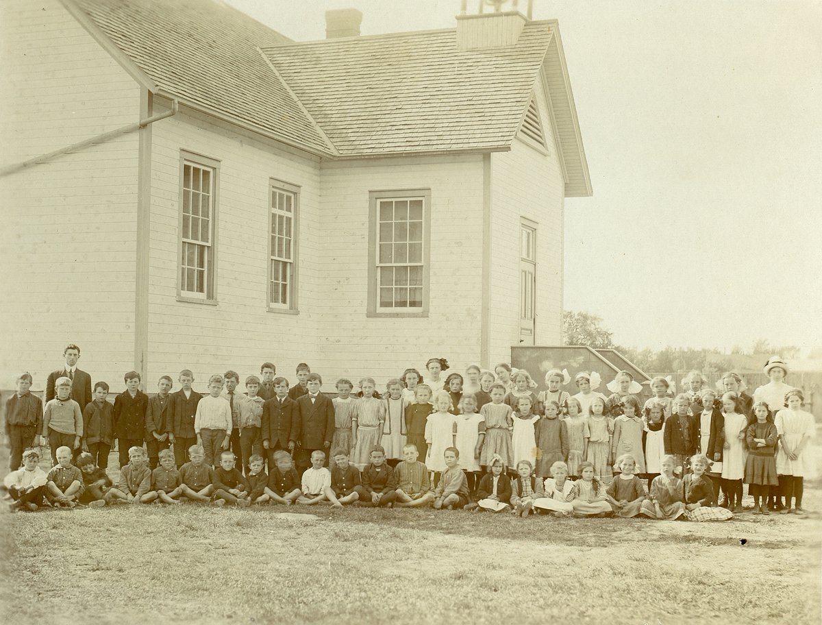 We’re flashing back to the Kenmore Public Sectional School #15 class photograph from circa 1911 - 1912. Featured in the photo are approximately 70 students and 2 adult teachers in front of their school building. 

#FlashbackFriday  #613History #ClassPhotograph #SectionalSchools