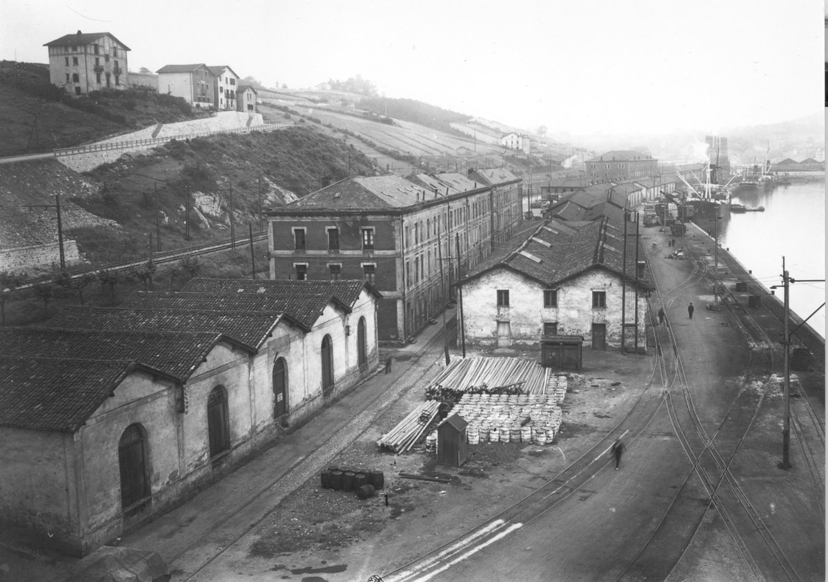 AltzakoHM's tweet photo. Las casas de la Cuarta Vía y el muelle de Antxo / Cuarta Viako etxeak eta Antxoko kaia https://t.co/5yVWSKW4yf #Estibaus #Altza https://t.co/GuF8n2V8V9