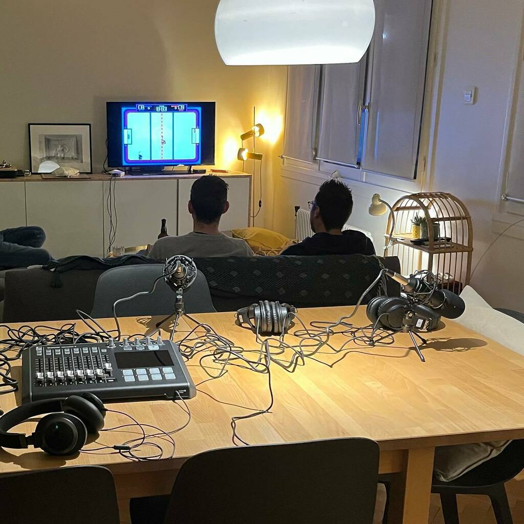 lyon_retro's tweet photo. On reprend les soirées ! Nouveau podcast à écouter (lien dans la bio). Ça fait tellement du bien. Hier soir c’était Hat-Trick en 1vs1 puis Vball en 2vs2. Suivi d’un délire sur PC Building Simulator ! #recalbox #hattrick #vball #podcast #pcbuildingsimulat… https://t.co/wfDuwVcIdg https://t.co/vgMQfNF17G